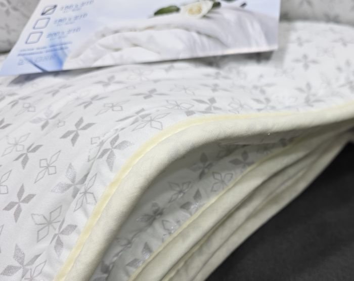 Ковдра 0315 "Constansy Диво-Полегшене" 1.5 з мікрофібри-полісатину з окантовкою та з пресованого холофайбера (не товсте), р. +/- 150*210 -(Світлі у дрібні візерунок)