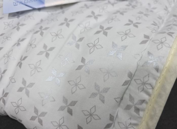 Ковдра 0315 "Constansy Диво-Полегшене" 1.5 з мікрофібри-полісатину з окантовкою та з пресованого холофайбера (не товсте), р. +/- 150*210 -(Світлі у дрібні візерунок)