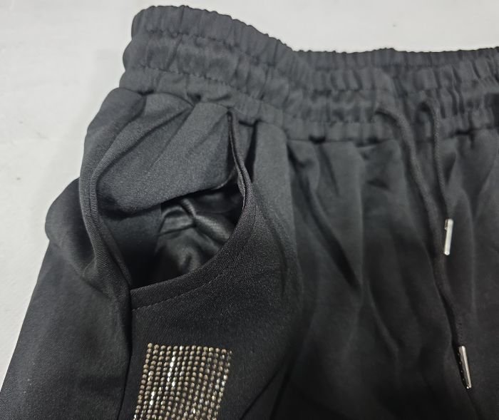 Прогулянкові штани "KENALIN" 9671-7 з прямим низом, верх на резинці +з боків лампаси та напис з камінчиків +спереду з боків кишені, р. 2XL/3XL-(46-50), 3XL/4XL-(48-52), 4XL/5XL-(50-54), 5XL/6XL-(52-56) -(чорні) -уп. 1 шт