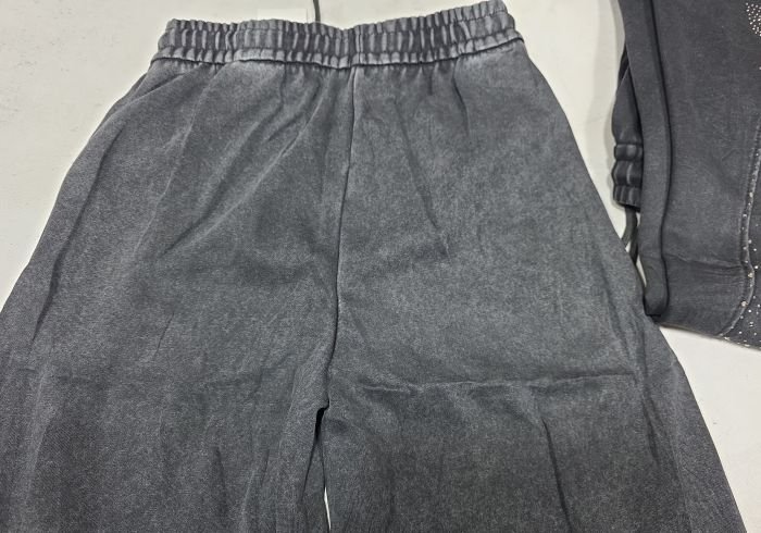 Прогулянкові штани "ALIA" К-2149 трикотажні з ефектом варки, зі стразами та візерунком з боків, вільного крою та з широким низом, верх на резинці +з боків кишені, р. S-(46), M-(48), XL-(50) , 2XL-(52), 3XL-(54) -(сіро-чорний мікс)